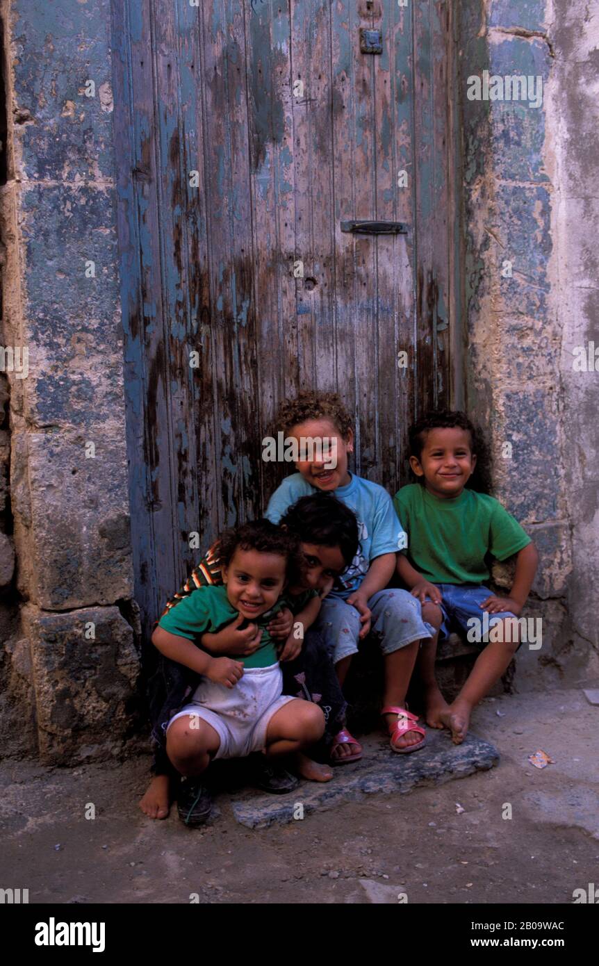 LIBYE, TRIPOLI, MÉDINA, SCÈNE DE RUE, ENFANTS Banque D'Images