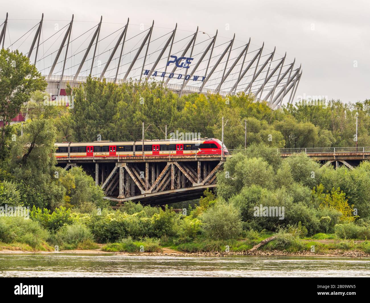 Varsovie, Pologne - 25 août 2018 : le stade national de Varsovie a été construit pour la compétition de football Euro 2012. Vue depuis la Vistule. Train sur Srednicowy TH Banque D'Images