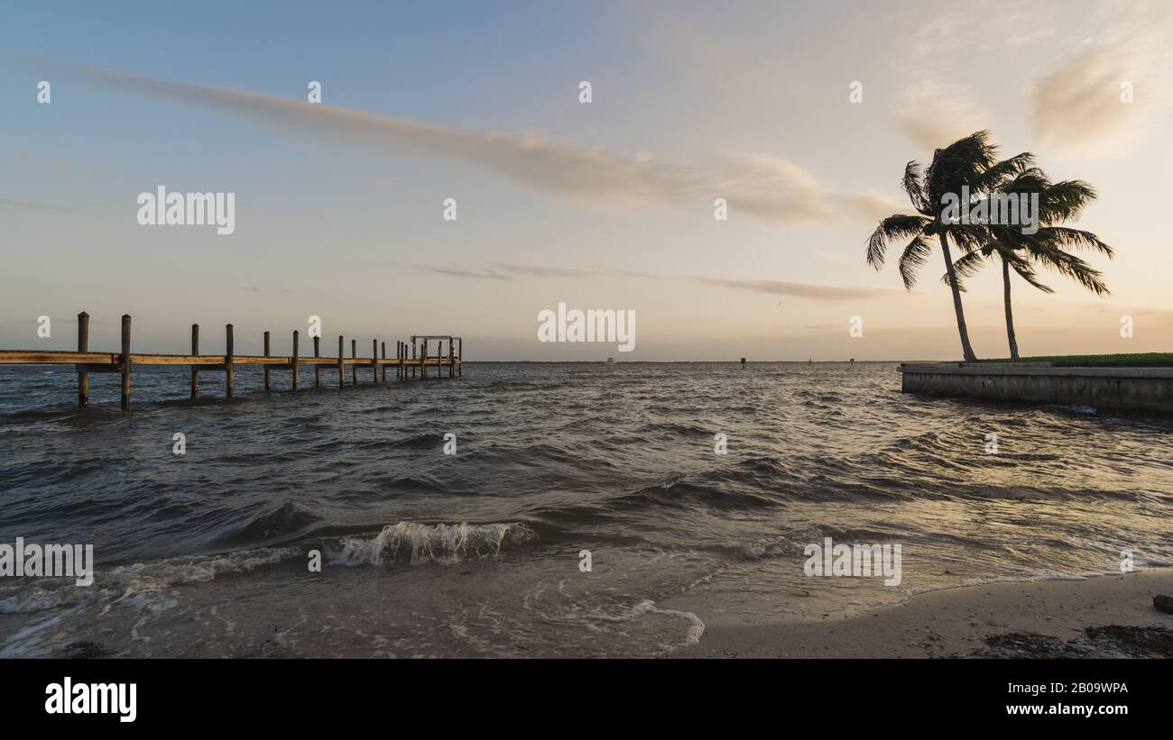 Coucher de soleil sur Pine Island, Floride avec un quai et des palmiers Banque D'Images