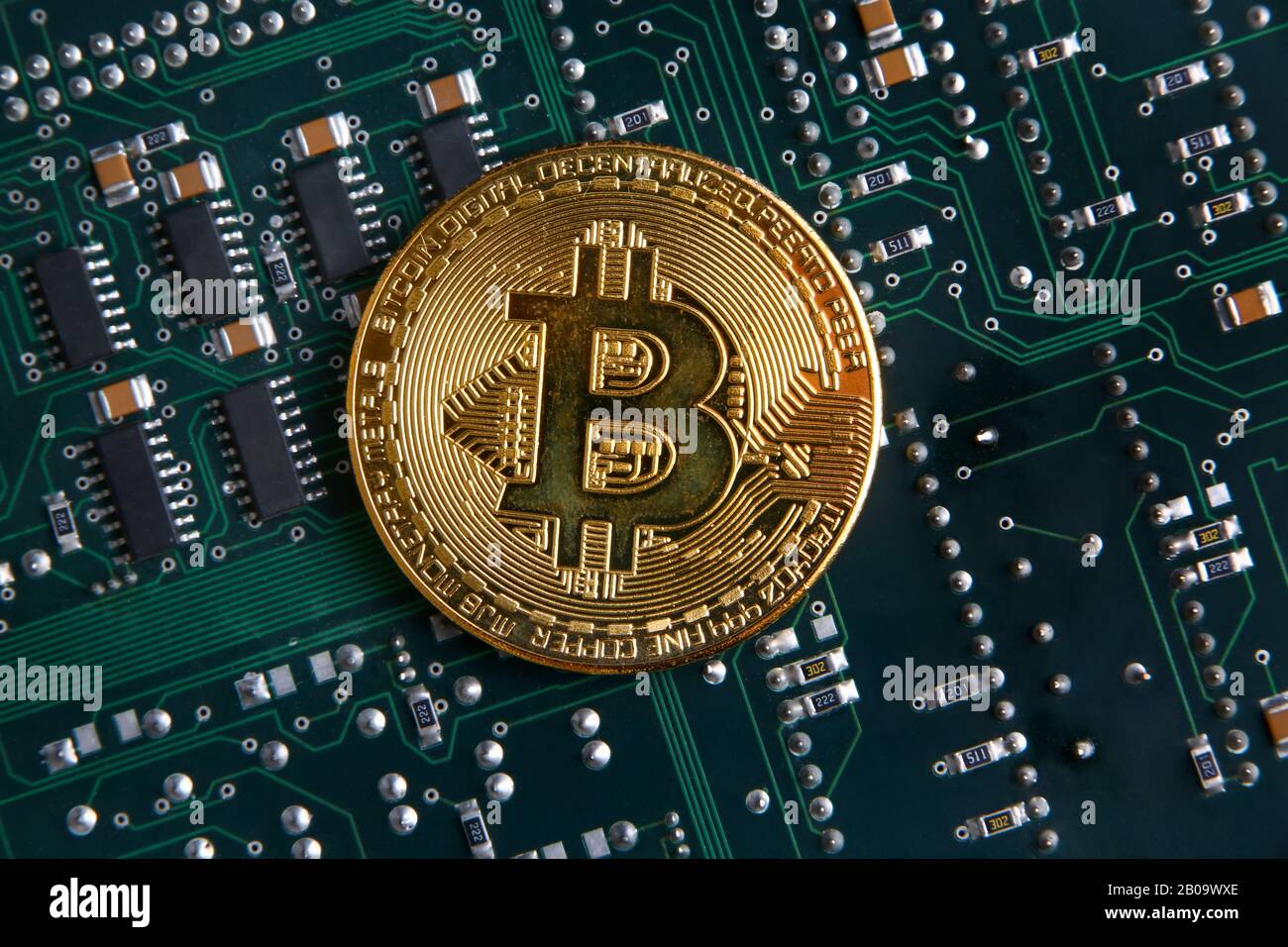 Pièce d'or de Bitcoin sur un vert et noir du circuit d'ordinateur. Banque D'Images