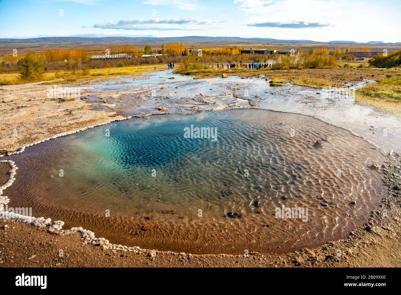 Piscine d'eau chaude colorée en Islande à côté de Strokkur, le plus grand geyser en Islande, autumntime Banque D'Images