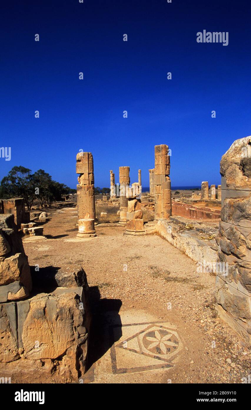 LIBYE, PRÈS DE BENGHAZI, PTOLEMAIS (TOLMEITA), PALAIS COLONADED, PISCINE Banque D'Images