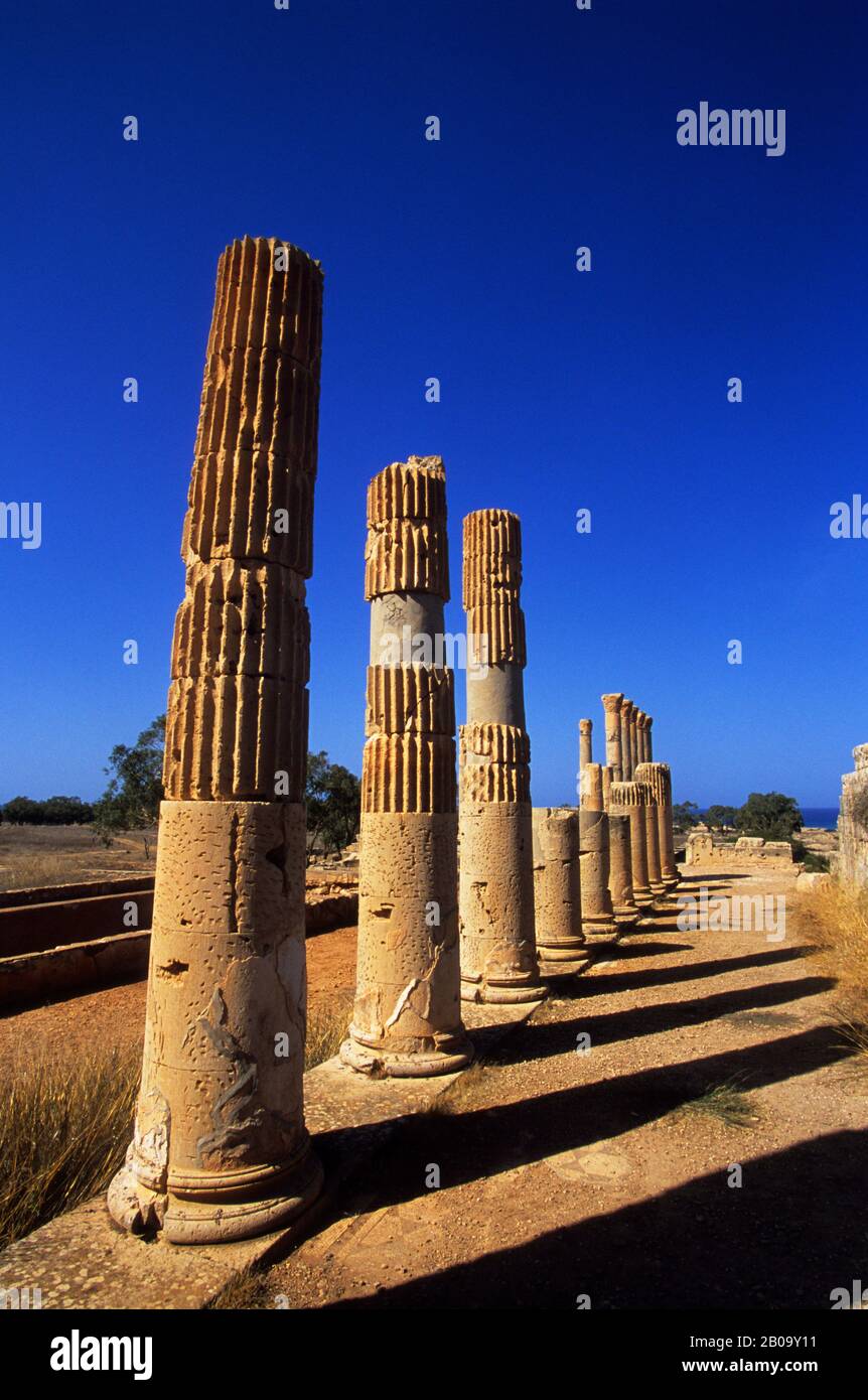 LIBYE, PRÈS DE BENGHAZI, PTOLEMAIS (TOLMEITA), PALAIS COLONADED Banque D'Images