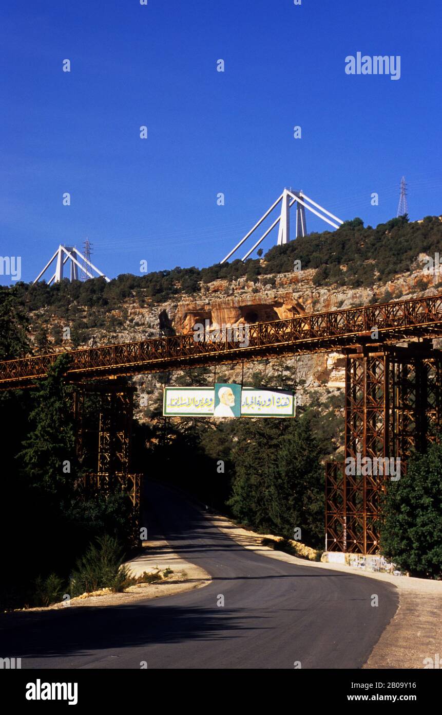 LIBYE, PRÈS DE BENGHAZI, JABAL AL AKHDAR MONTAGNES (MTL VERTS), VALLÉE DES GROTTES, PONT Banque D'Images