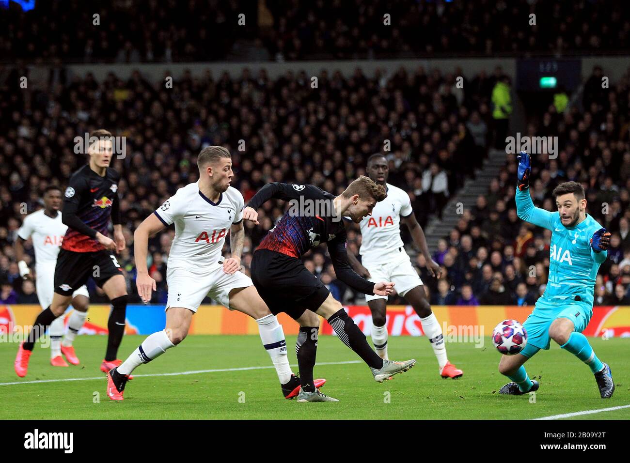 Londres, Royaume-Uni. 19 février 2020. Timo Werner de RB Leipzig (M) prend un coup de feu à l'objectif qui est sauvé à proximité par Hugo Lloris, gardien de but de Tottenham Hotspur (R). Ligue des Champions de l'UEFA, tour de 16, match de première jambe, Tottenham Hotspur / RB Leipzig au stade Tottenham Hotspur à Londres, le mercredi 19 février 2020. Utilisation éditoriale uniquement, licence requise pour une utilisation commerciale. Aucune utilisation dans les Paris, les jeux ou une seule édition de club/ligue/joueur . pic par Steffan Bowen/Andrew Orchard sports photographie/Alay Live news crédit: Andrew Orchard sports photographie/Alay Live News Banque D'Images