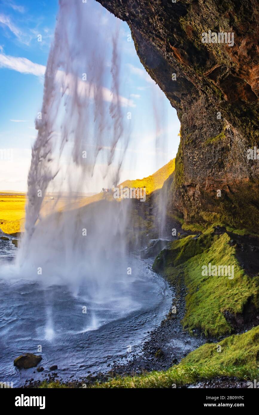 Cascade de Seljalandfoss sous le soleil de journée d'automne, l'Islande. Célèbre attraction touristique Banque D'Images