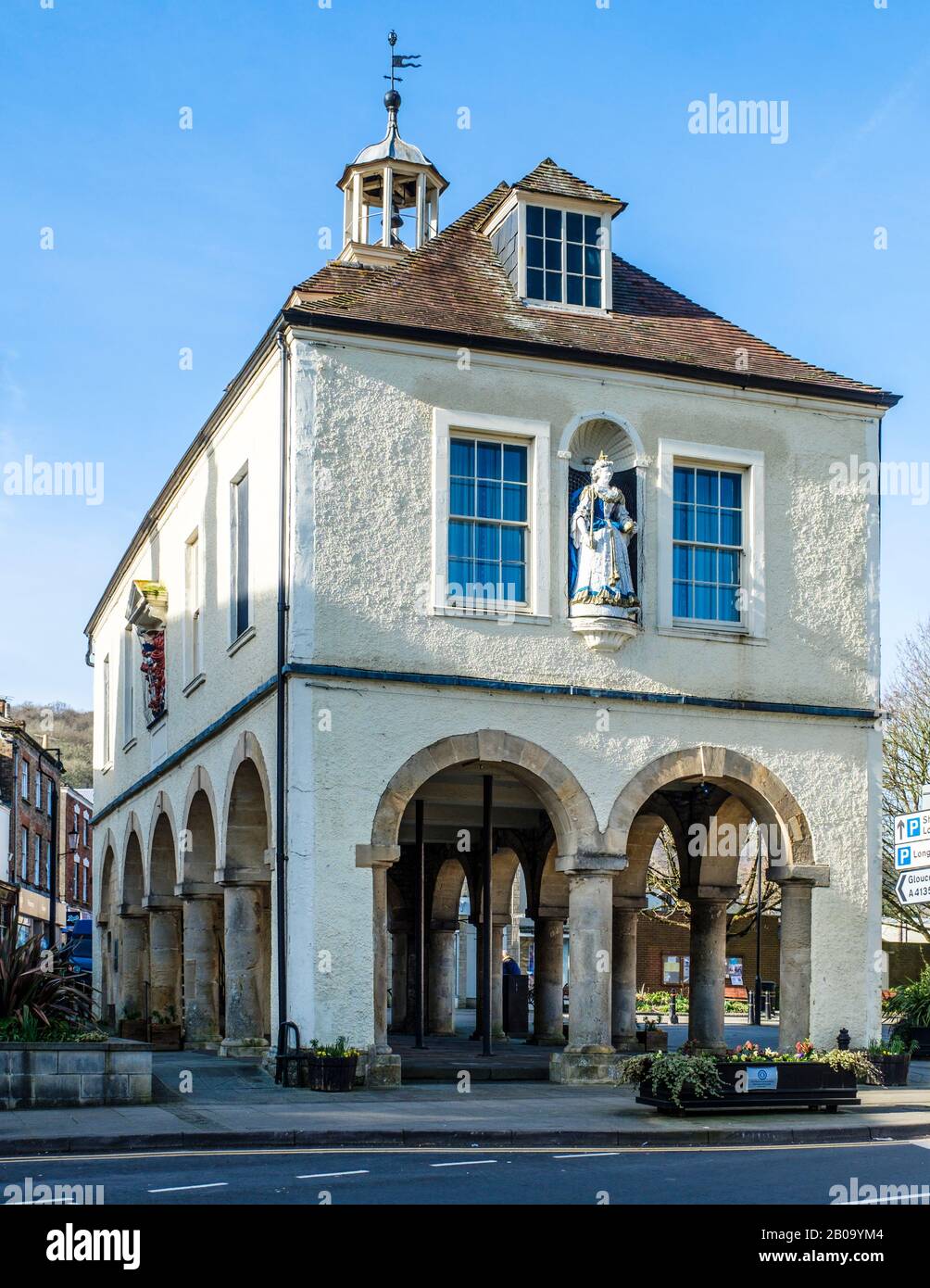 La maison de marché aux pillages à Durrley avec statue de la reine Anne et de la tourelle de cloche, date de 1738 Banque D'Images