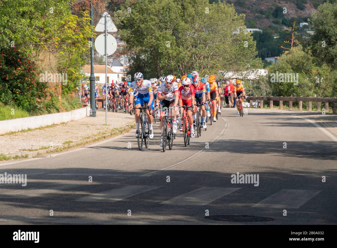 19 février 2020 - Cyclistes participant à la phase 1 de la 46ème course Volta ao Algarve, Portimao - Lagos, Portugal Banque D'Images