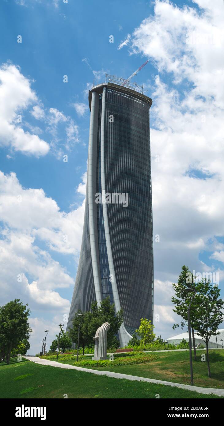 Milan, Italie - 23 juin 2018 : gratte-ciel dans le quartier commercial City Life à Milan, par une journée ensoleillée avec ciel bleu et nuages. Banque D'Images