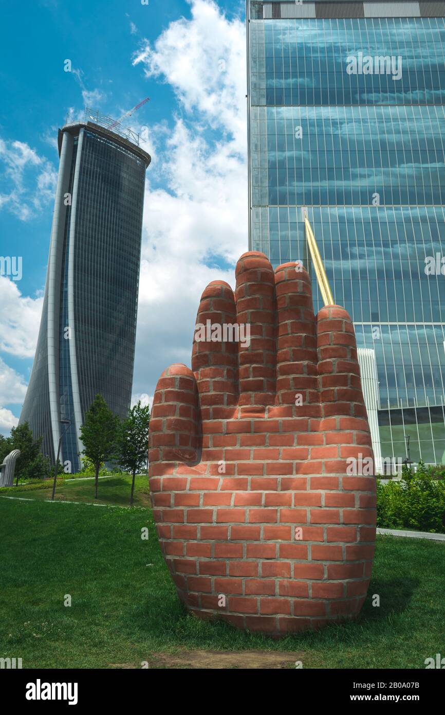 Milan / Italie - 23 juin 2019: "La Main" de "La Main et Le Pied pour l'œuvre de Milan par Judith Hopf, dans le quartier de la vie de la ville de Milan. Banque D'Images