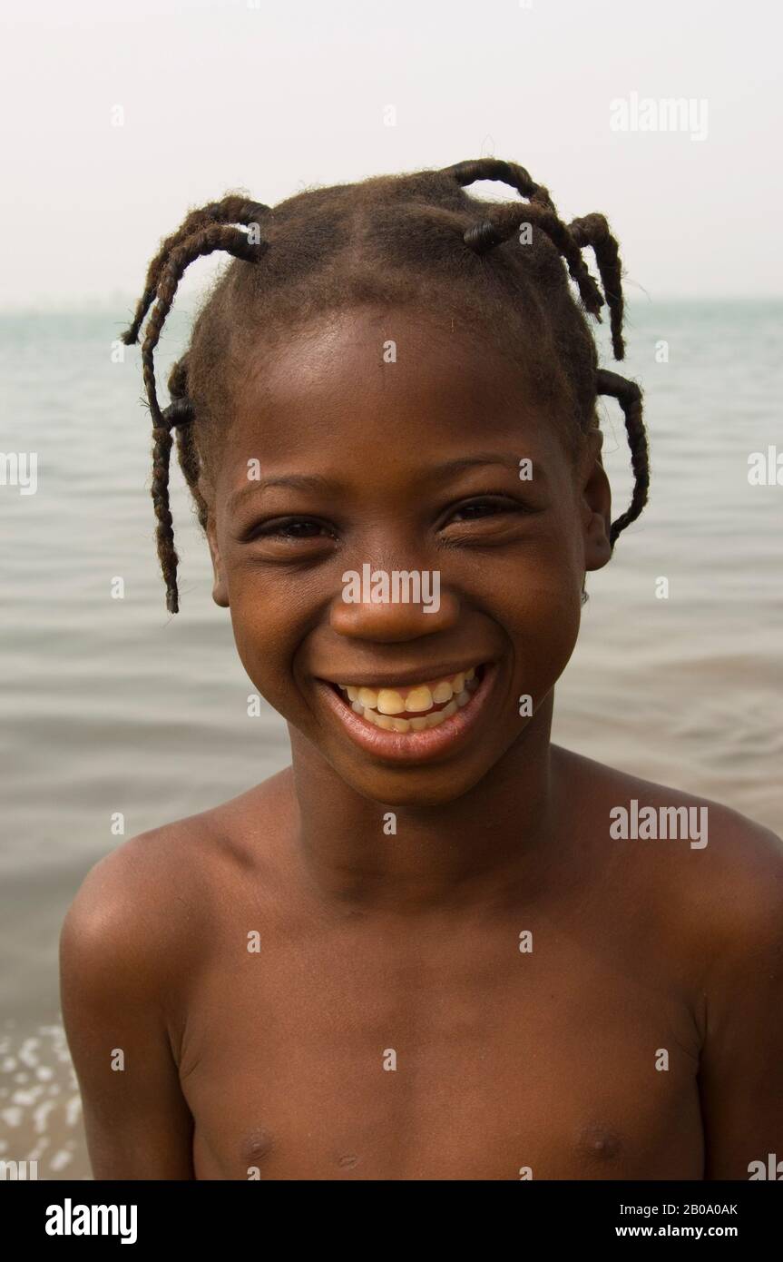 MALI, SEGUOU, NIGER RIVER BANK, PORTRAIT DE LA FILLE LOCALE Banque D'Images