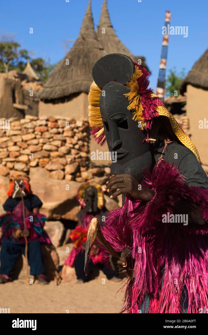 MALI, PRÈS DE BANDIGARA, PAYS DOGON, ESCARPMENT DE BANDIGARA, DANSE TRADITIONNELLE DOGON DANS LE VILLAGE Banque D'Images