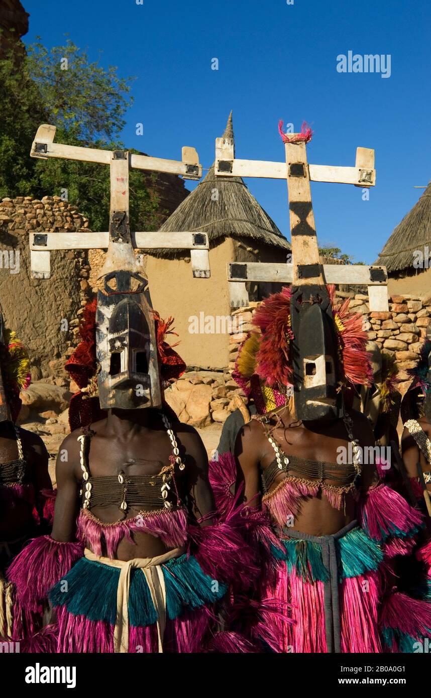 MALI, PRÈS DE BANDIGARA, PAYS DOGON, ESCARPMENT DE BANDIGARA, DANSE TRADITIONNELLE DOGON DANS LE VILLAGE Banque D'Images