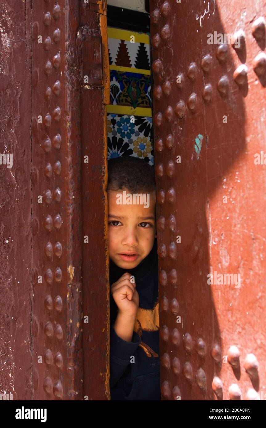 MAROC, CASABLANCA, SCÈNE DE RUE PRÈS DU PALAIS DU ROI, MAISON LOCALE, JEUNE HOMME À LA PORTE Banque D'Images