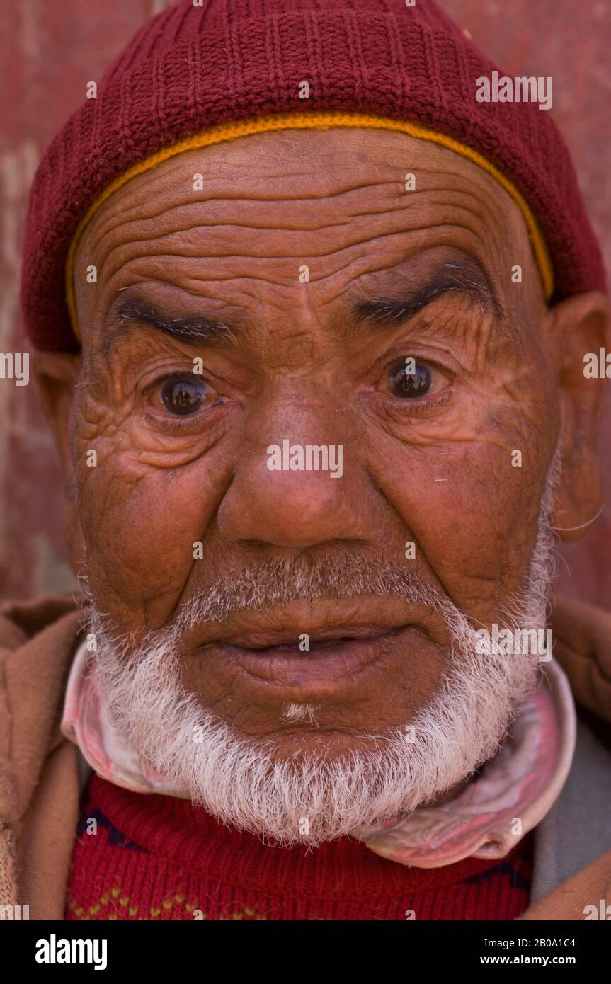 MAROC, VILLE DE TAROUDANT, MÉDINA (VIEILLE VILLE), PORTRAIT DE BERBER MAN Banque D'Images