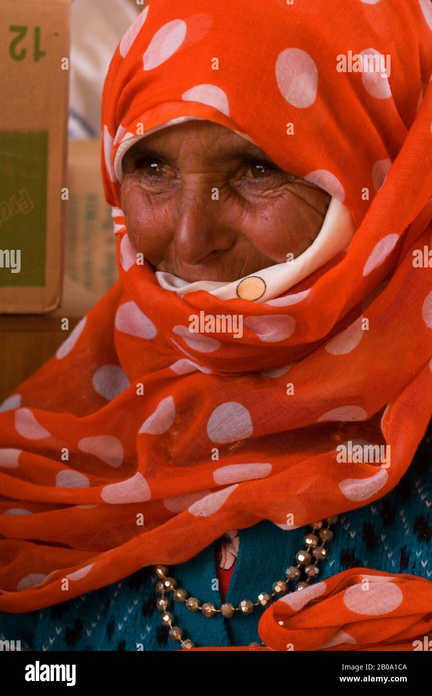 MAROC, VILLE DE TAROUDANT, MÉDINA (VIEILLE VILLE), PORTRAIT DE LA BERBÈRE Banque D'Images