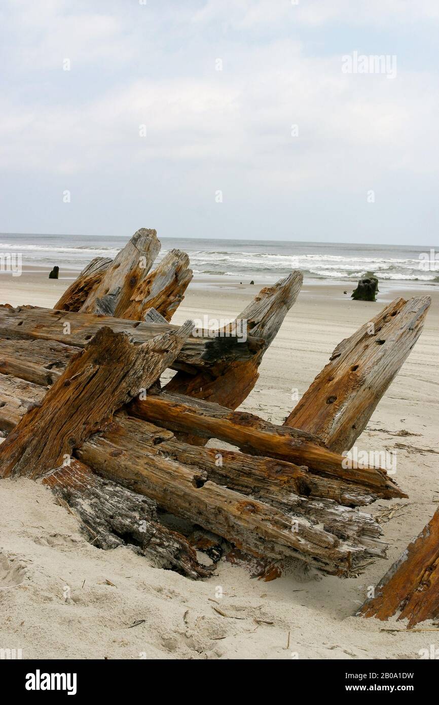 Coque en bois vieilli près de la plage près du rivage. Banque D'Images