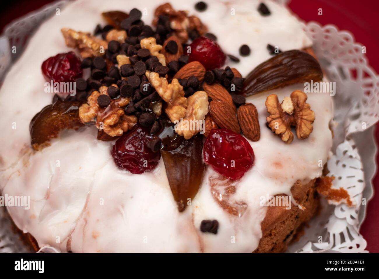 Panettone doux avec sucre, chocolat et fruits secs sur le dessus Banque D'Images