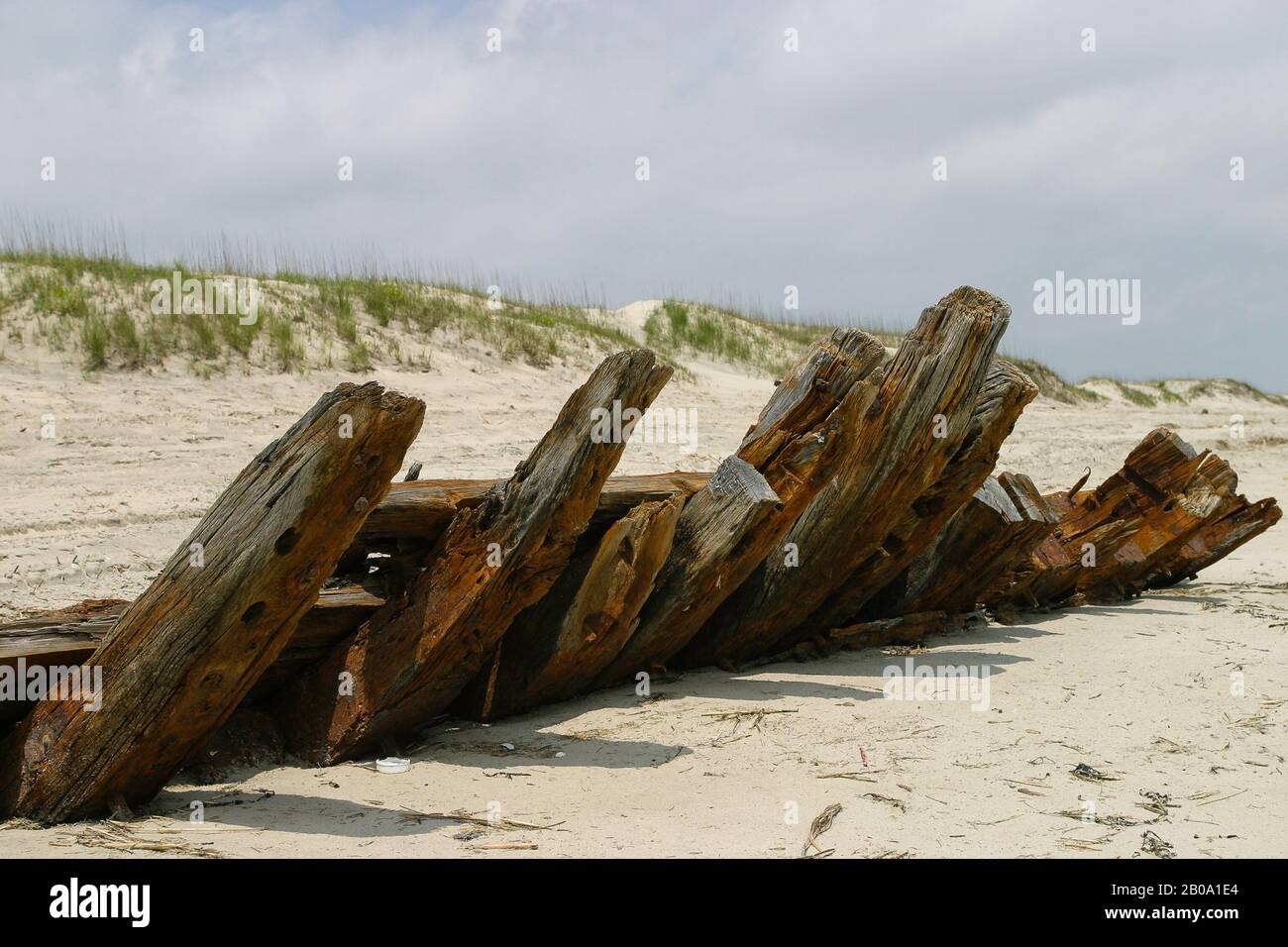 Grande coque en bois vieilli de l'épave exposée sur la plage. Banque D'Images
