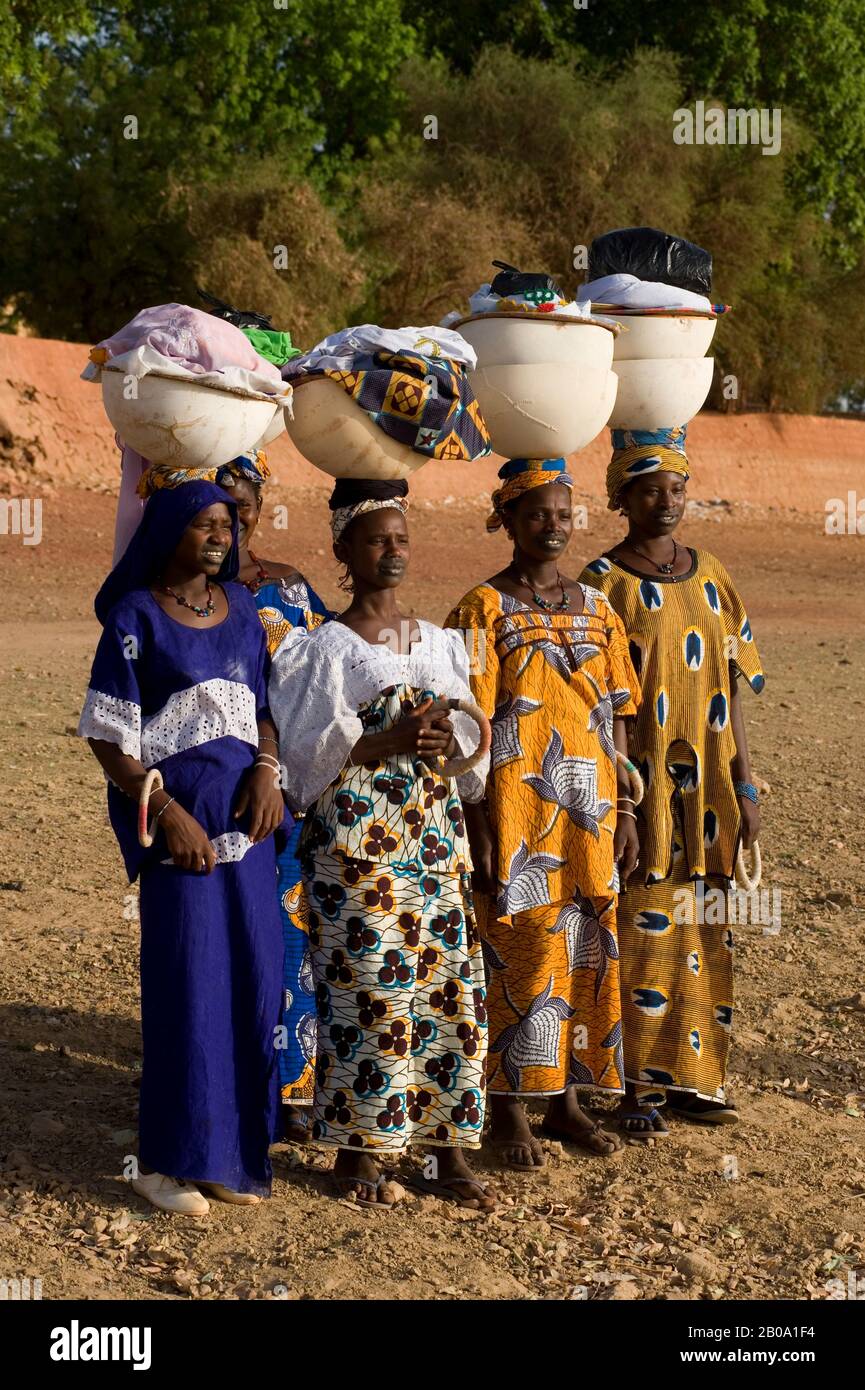 AFRIQUE DE L'OUEST, MALI, MOPTI, BANI RIVER BANK, FEMMES MARCHANT EN TRANSPORTANT LE LINGE SUR LA TÊTE Banque D'Images