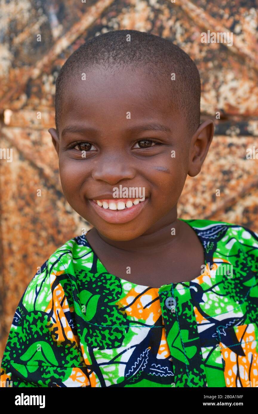 AFRIQUE DE L'OUEST, TOGO, LOMÉ, SCÈNE DE RUE, PORTRAIT DE GARÇON LOCAL Banque D'Images