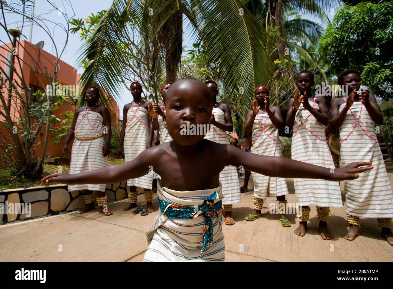 AFRIQUE DE L'OUEST, BÉNIN, NATITINGOU, DANSES TRADITIONNELLES, DANSE DES ENFANTS Banque D'Images