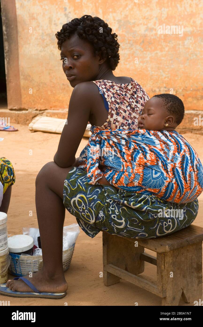 AFRIQUE DE L'OUEST, TOGO, LOMÉ, SCÈNE DE RUE, FEMME AVEC BÉBÉ Banque D'Images