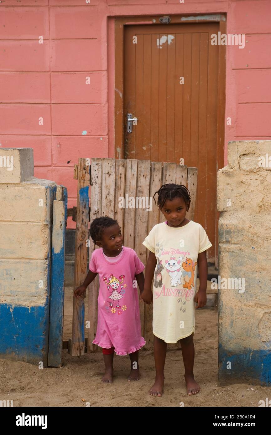 NAMIBIE, SWAKOPMUND, CANTON, SCÈNE DE RUE, ENFANTS Banque D'Images