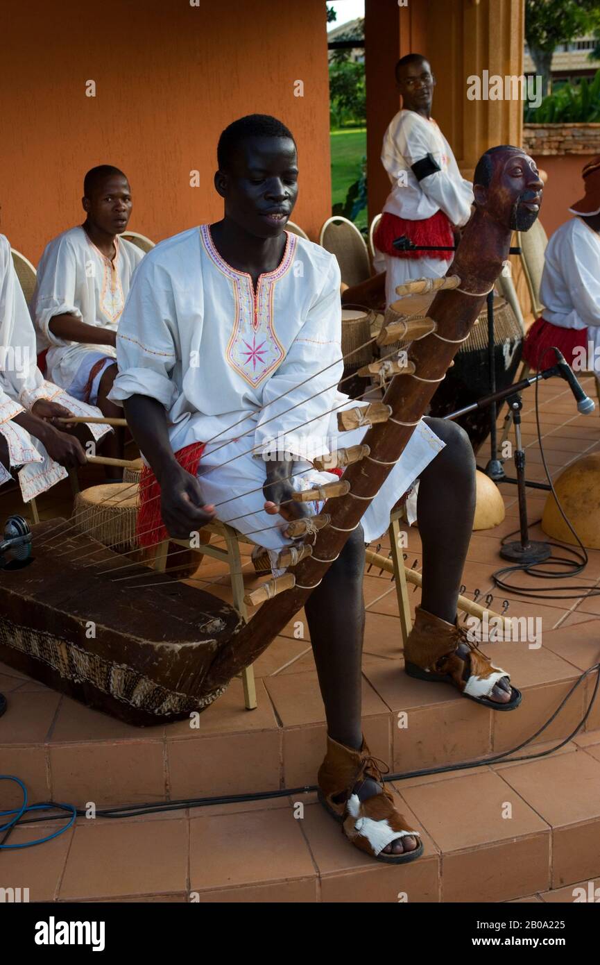 OUGANDA, KAMPALA, DANSES TRADITIONNELLES DE L'OUGANDA, INSTRUMENT MUSICAL ADUNGO, HARPE Banque D'Images