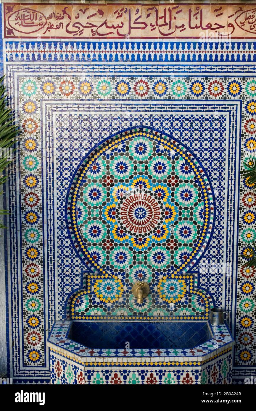MAROC, FEZ, QUARTIER POTERIE, CARREAUX DE CÉRAMIQUE COLORÉS Banque D'Images