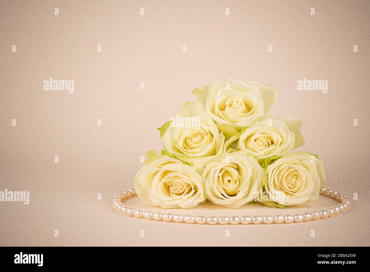 Délicates fleurs blanches roses avec collier perlé Banque D'Images