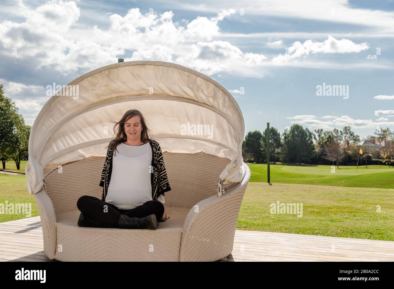 Femme enceinte de 30 ans posant au nid avec le paysage naturel en arrière-plan Banque D'Images