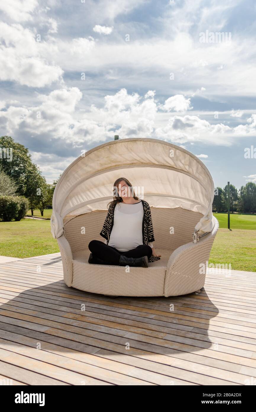 Femme enceinte de 30 ans posant au nid avec le paysage naturel en arrière-plan Banque D'Images