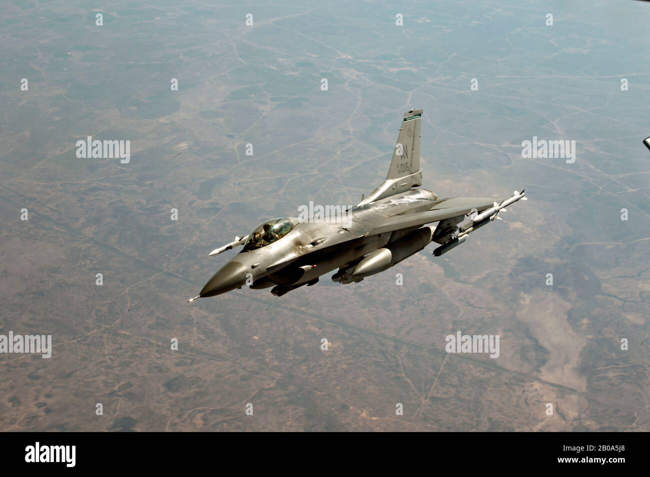 Un avion de chasse américain F-16 de la Force aérienne, affecté au 555ème Escadron de chasse expéditionnaire, lors d'une mission le 6 février 2020 au-dessus de l'Irak. Banque D'Images