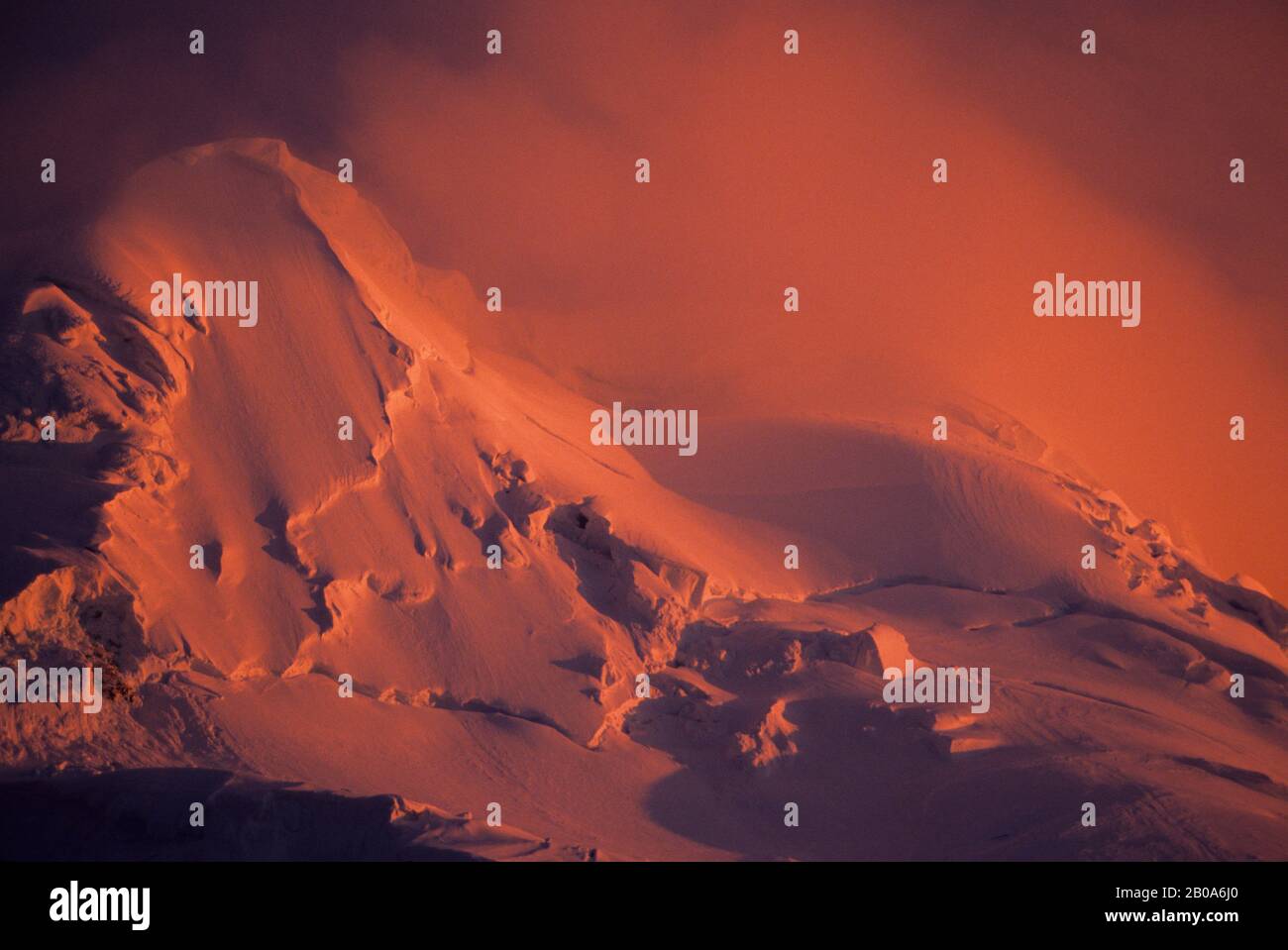 ZONE DE LA PÉNINSULE ANTARCTIQUE, MONTAGNE COUVERTE PAR LE GLACIER À LA LUMIÈRE DU SOLEIL DE MINUIT Banque D'Images