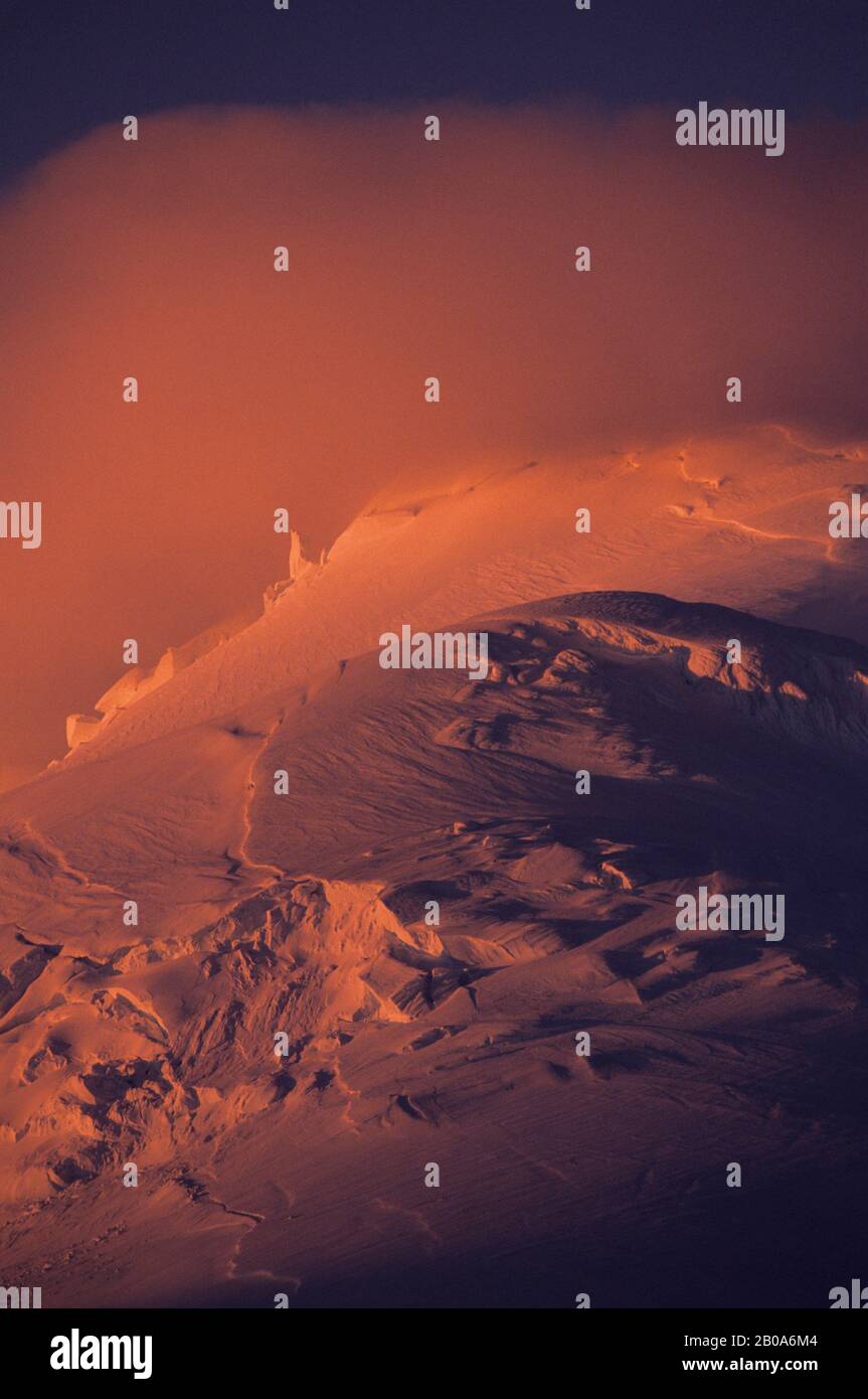 ZONE DE LA PÉNINSULE ANTARCTIQUE, MONTAGNE COUVERTE PAR LE GLACIER À LA LUMIÈRE DU SOLEIL DE MINUIT Banque D'Images