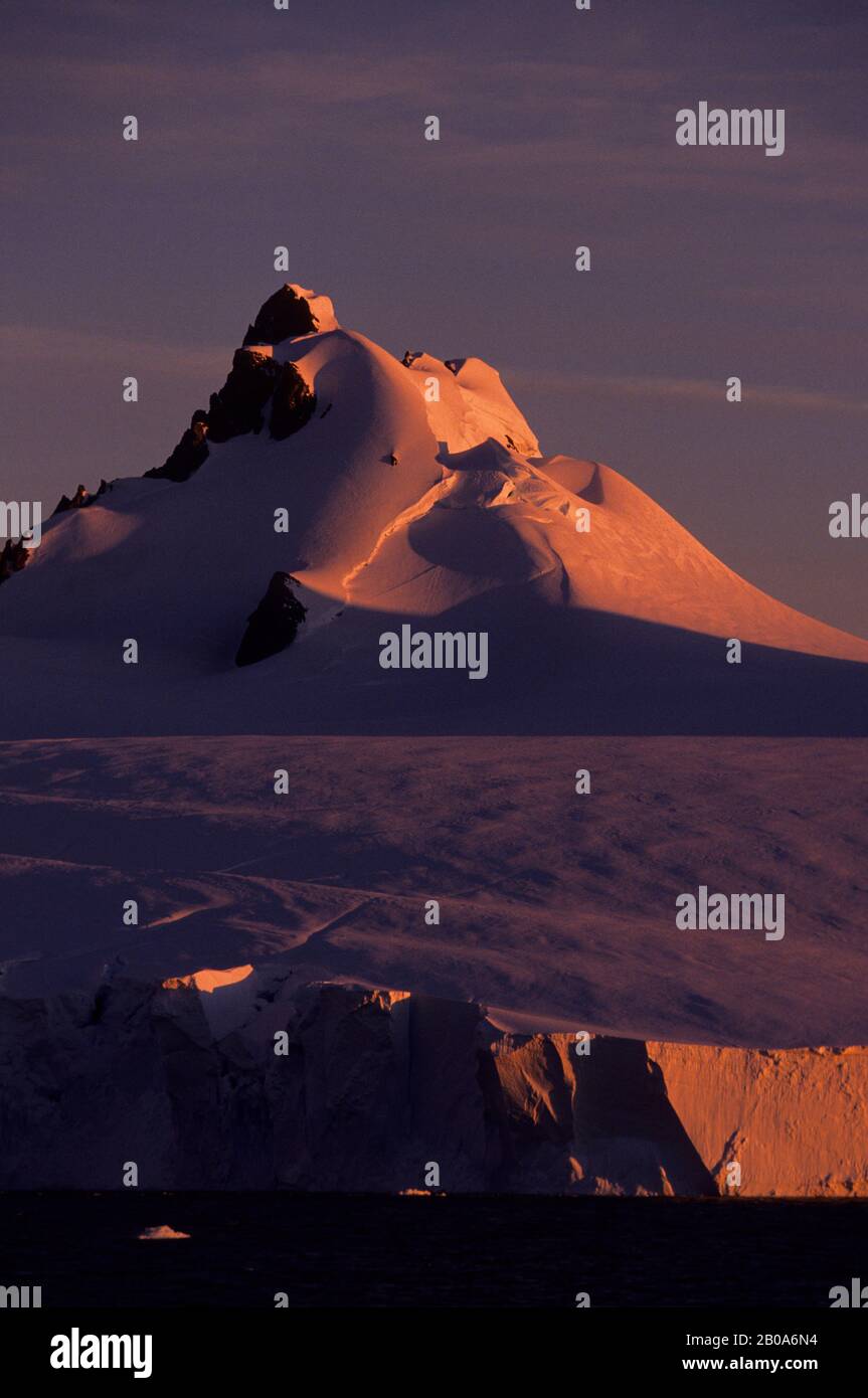 ZONE DE LA PÉNINSULE ANTARCTIQUE, MONTAGNE COUVERTE PAR LE GLACIER À LA LUMIÈRE DU SOLEIL DE MINUIT, ÉTAGÈRE À GLACE Banque D'Images