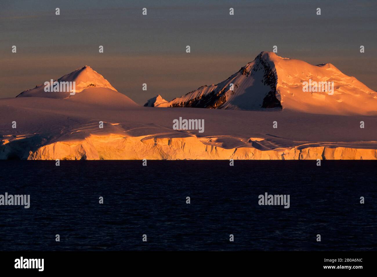 ZONE DE LA PÉNINSULE ANTARCTIQUE, LUMIÈRE DU SOLEIL DE MINUIT Banque D'Images