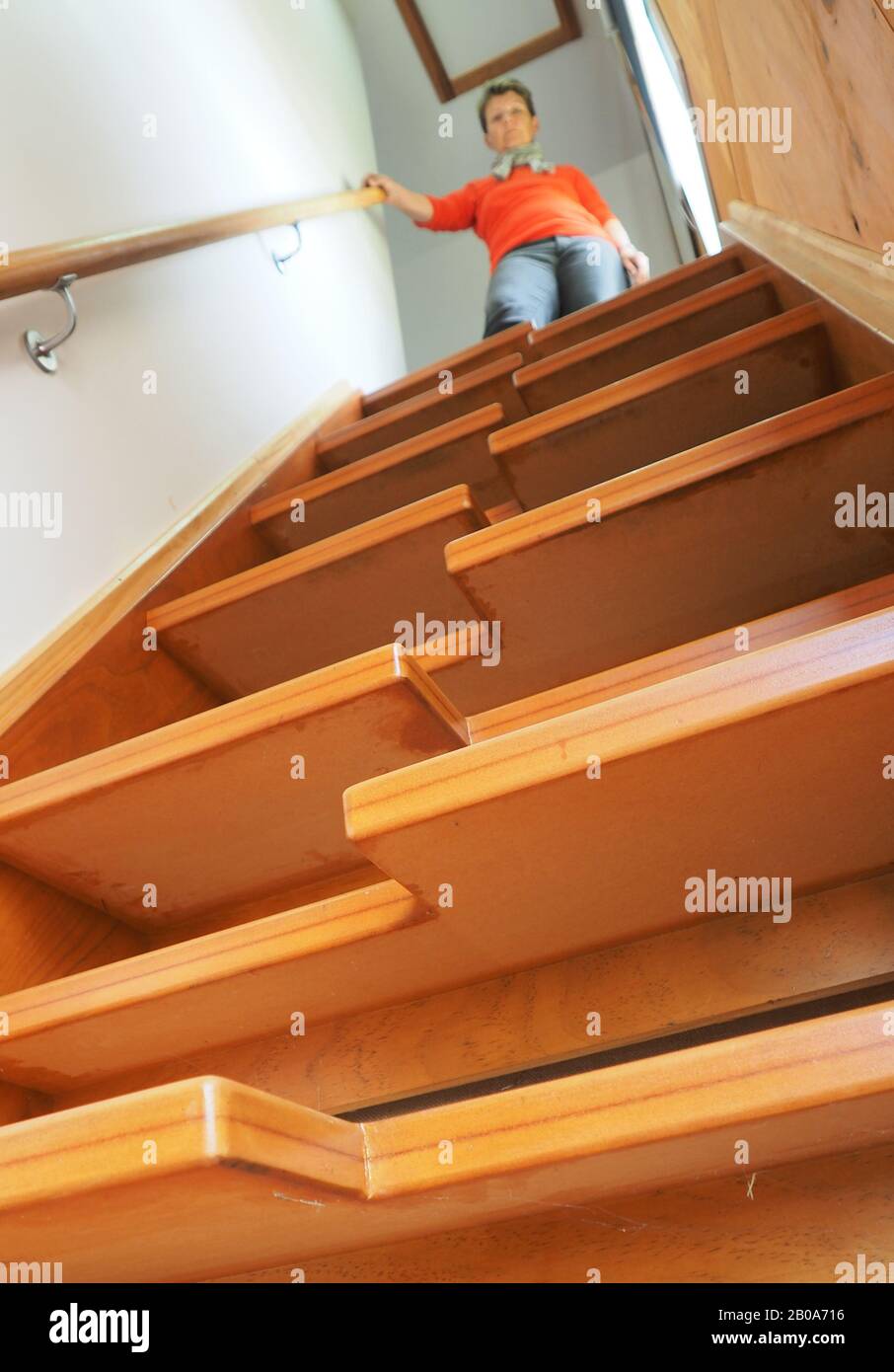 Une femme au sommet d'un escalier en paddle Banque D'Images