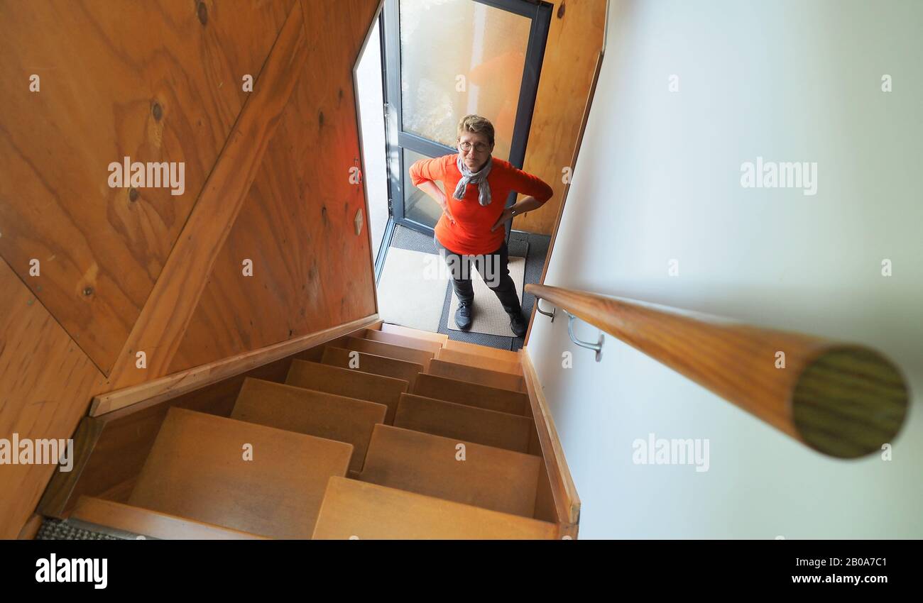Une femme d'âge moyen au bas d'un escalier en paddle Banque D'Images