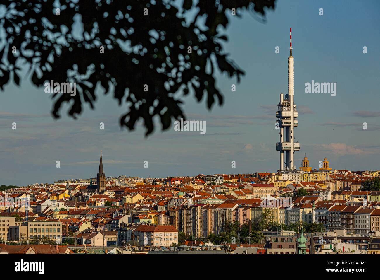 Prague / République tchèque - 23 mai 2019: Vue panoramique sur le paysage urbain avec la tour de télévision Zizkov lors d'une soirée de printemps ensoleillée. Ciel bleu et rose. Banque D'Images