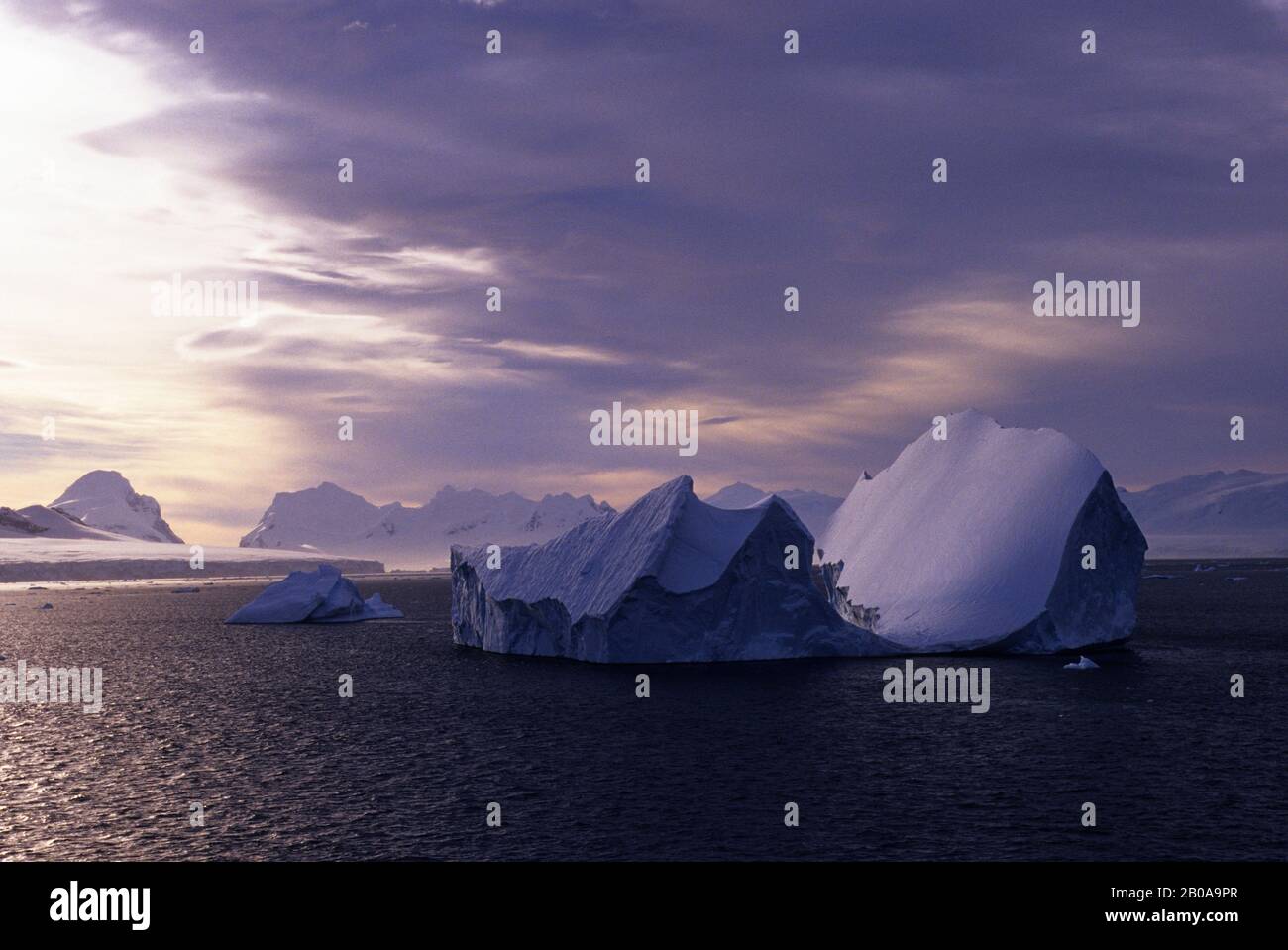 ANTARCTIQUE, RÉGION DE LA PÉNINSULE, LUMIÈRE DU SOIR, ICEBERG Banque D'Images