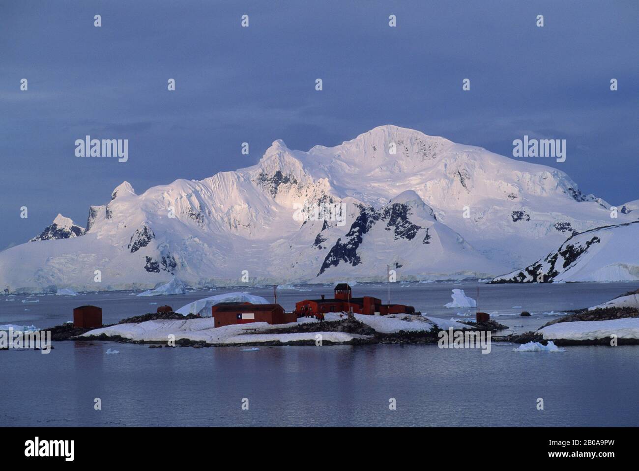 ANTARCTIQUE, RÉGION DE LA PÉNINSULE, PARADISE BAY, VUE SUR LA GARE CHILIENNE GONZALES VIDELA Banque D'Images