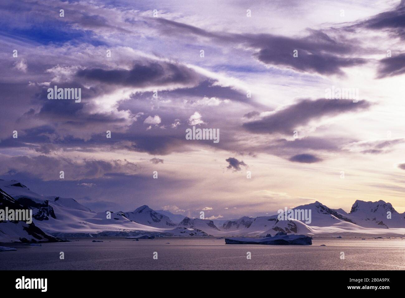 ANTARCTIQUE, RÉGION DE LA PÉNINSULE, LUMIÈRE DU SOIR Banque D'Images