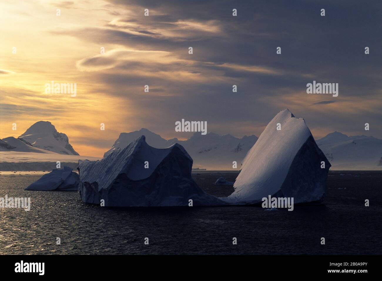 ANTARCTIQUE, RÉGION DE LA PÉNINSULE, LUMIÈRE DU SOIR, ICEBERG Banque D'Images