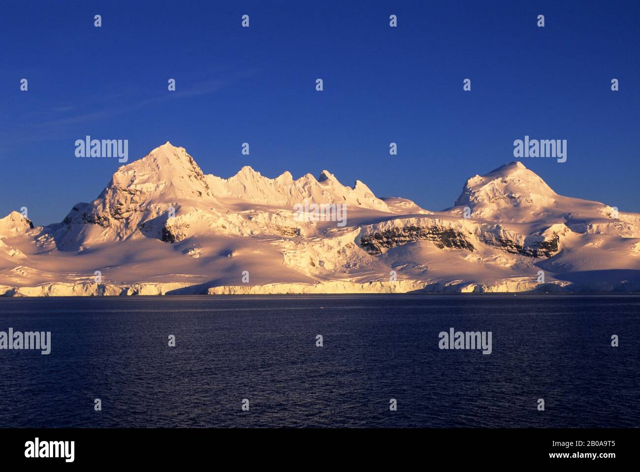 ANTARCTIQUE, RÉGION DE LA PÉNINSULE, VUE SUR L'ÎLE DE WIENCKE Banque D'Images