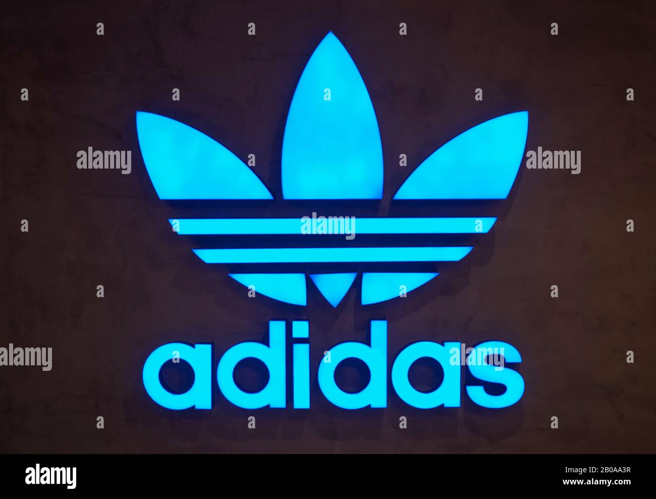 Marque allemande multinationale de vêtements de sport Adidas magasin et  logo vu à Hong Kong Photo Stock - Alamy