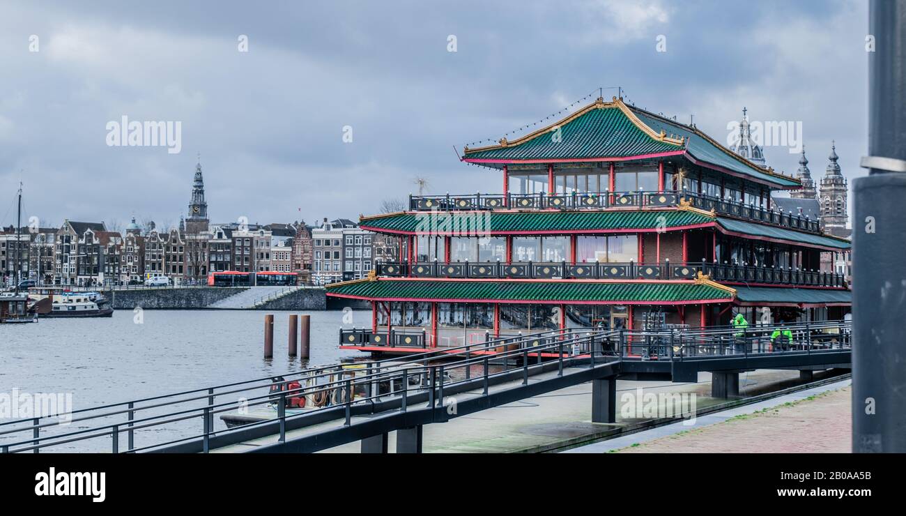 Amsterdam, PAYS-BAS - FÉVRIER 2020: Amsterdam excellent Sea Palace Restaurant (1984) - Restaurant flottant de 3 étages de style pagode sur le lac IJ. Pa De Mer Banque D'Images