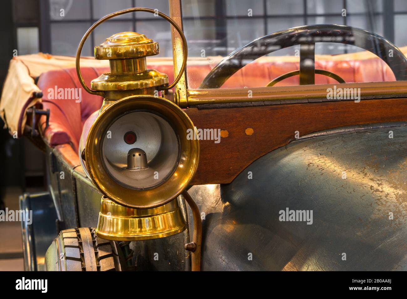 Un ancien phare de voiture sur un 1920 ALFA 24 ch Banque D'Images