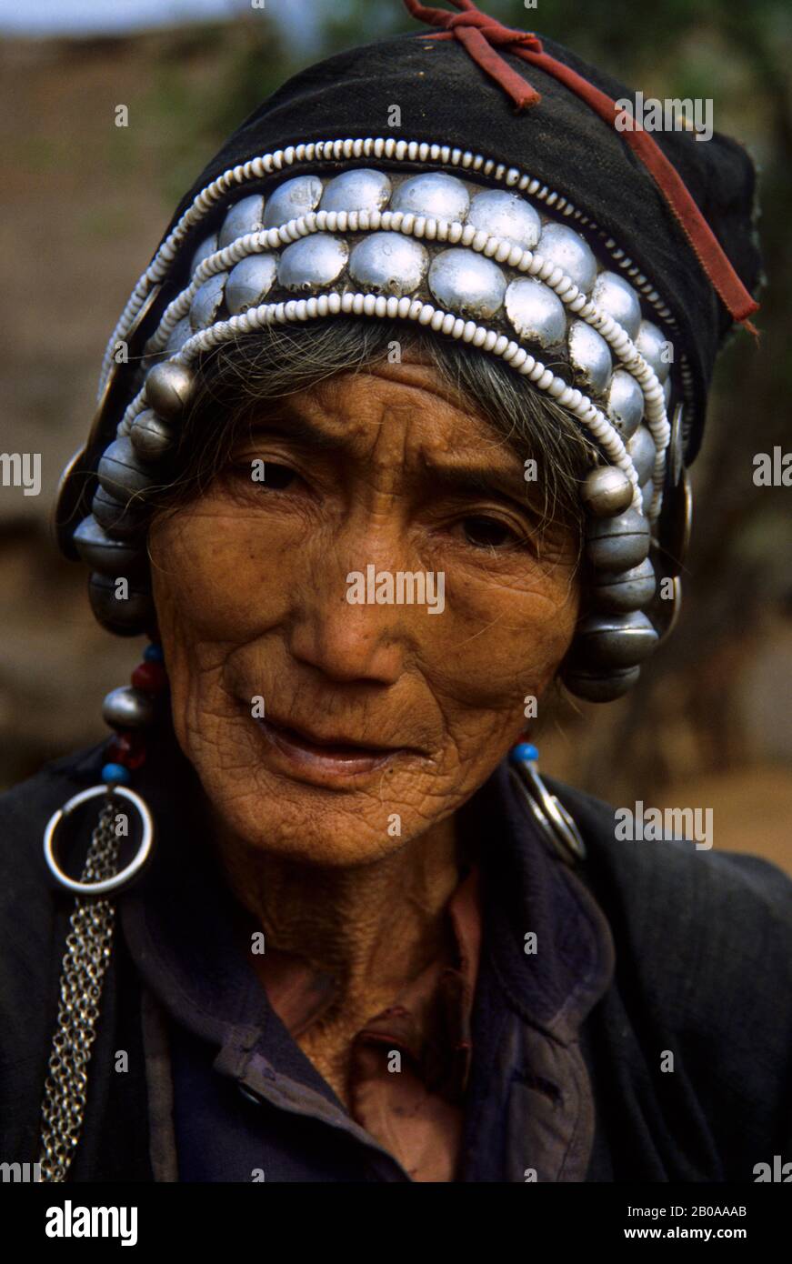 CHINE, XISHUANG BANA, POTRAIT D'UNE VIEILLE FEMME HANI - MINORITÉ NATIONALE Banque D'Images